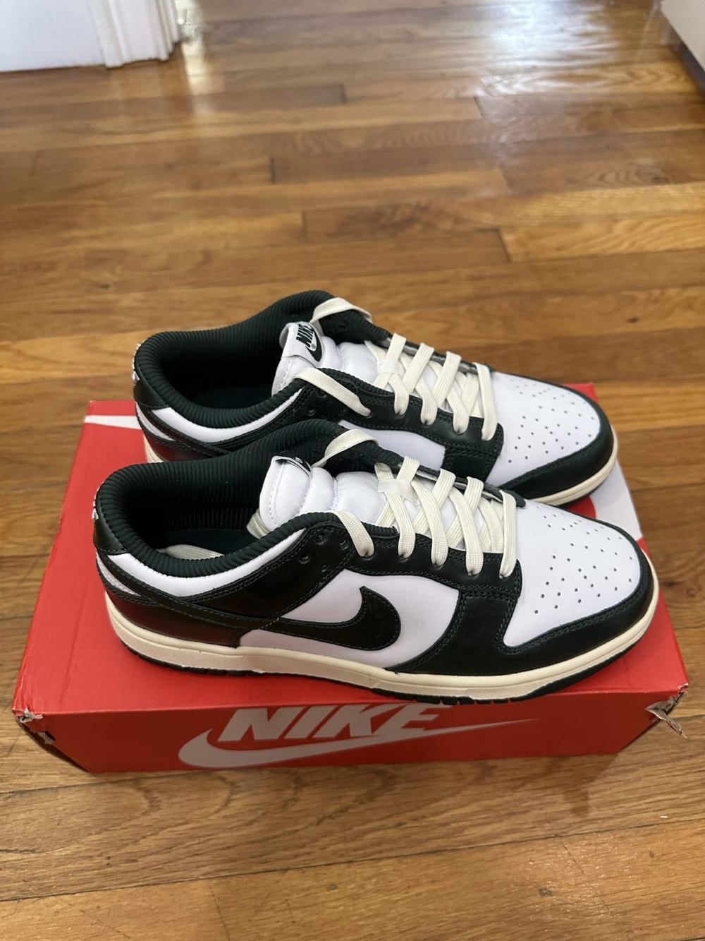 *Slightly Used* Nike Dunk Low Women White Green (DQ8580-100) Size 9W